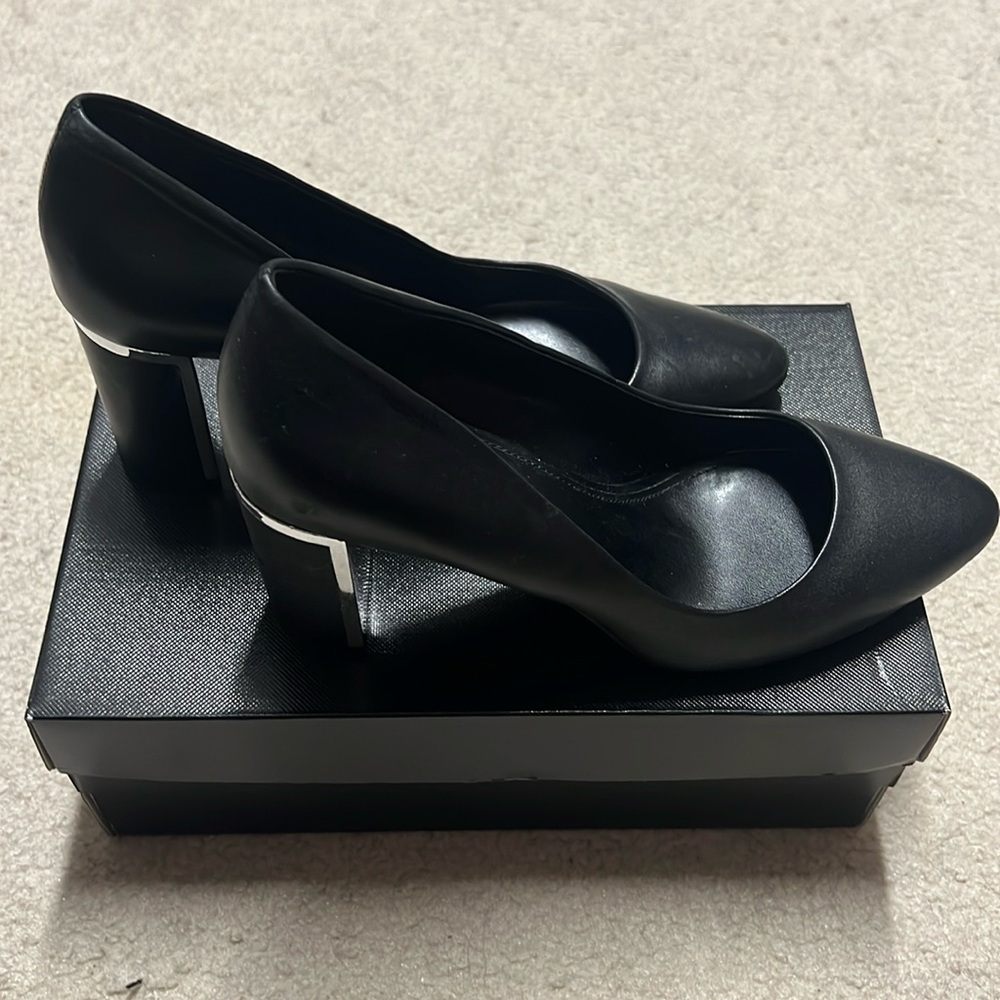 DKNY black Sila pump